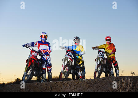 Les cyclistes sur piste de motocross Banque D'Images