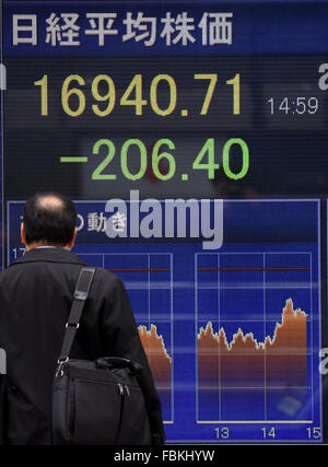 Tokyo, Japon. 18 janvier, 2016. Les stocks japonais chute brutalement à la Bourse de Tokyo Marché le lundi, Janvier 18, 2016, sur de fortes baisses de Wall Street, de la morosité de l'économie américaine et des inquiétudes entourant l'économie chinoise.Le 225-question Nikkei Stock Average récupérée dans l'après-midi pour fermer la journée à 16 955,57. Credit : Natsuki Sakai/AFLO/Alamy Live News Banque D'Images