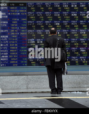 Tokyo, Japon. 18 janvier, 2016. Les stocks japonais chute brutalement à la Bourse de Tokyo Marché le lundi, Janvier 18, 2016, sur de fortes baisses de Wall Street, de la morosité de l'économie américaine et des inquiétudes entourant l'économie chinoise.Le 225-question Nikkei Stock Average récupérée dans l'après-midi pour fermer la journée à 16 955,57. Credit : Natsuki Sakai/AFLO/Alamy Live News Banque D'Images