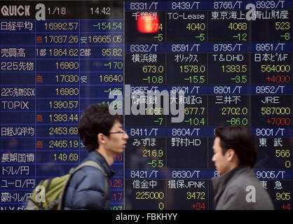 Tokyo, Japon. 18 janvier, 2016. Les stocks japonais chute brutalement à la Bourse de Tokyo Marché le lundi, Janvier 18, 2016, sur de fortes baisses de Wall Street, de la morosité de l'économie américaine et des inquiétudes entourant l'économie chinoise.Le 225-question Nikkei Stock Average récupérée dans l'après-midi pour fermer la journée à 16 955,57. Credit : Natsuki Sakai/AFLO/Alamy Live News Banque D'Images