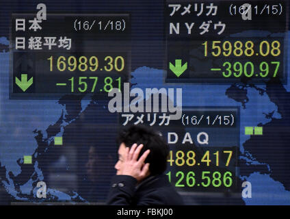 Tokyo, Japon. 18 janvier, 2016. Les stocks japonais chute brutalement à la Bourse de Tokyo Marché le lundi, Janvier 18, 2016, sur de fortes baisses de Wall Street, de la morosité de l'économie américaine et des inquiétudes entourant l'économie chinoise.Le 225-question Nikkei Stock Average récupérée dans l'après-midi pour fermer la journée à 16 955,57. Credit : Natsuki Sakai/AFLO/Alamy Live News Banque D'Images
