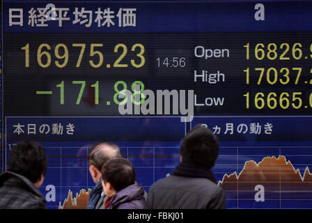 Tokyo, Japon. 18 janvier, 2016. Les stocks japonais chute brutalement à la Bourse de Tokyo Marché le lundi, Janvier 18, 2016, sur de fortes baisses de Wall Street, de la morosité de l'économie américaine et des inquiétudes entourant l'économie chinoise.Le 225-question Nikkei Stock Average récupérée dans l'après-midi pour fermer la journée à 16 955,57. Credit : Natsuki Sakai/AFLO/Alamy Live News Banque D'Images