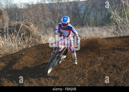 Biker Motocross sur un chemin de terre Banque D'Images