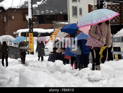 Tokorozawa, au Japon. 18 janvier, 2016. Les enfants font leur chemin au sein d'un groupe d'une école locale pour un démarrage tardif des classes en raison de la neige à Tokorozawa, Tokyos banlieues ouest, le lundi 18 janvier, 2016 a atteint 6 centimètres de neige.au centre-ville de Tokyo, causant des blessures à plus de 100 personnes et les perturbations dans les transports. Credit : Natsuki Sakai/AFLO/Alamy Live News Banque D'Images