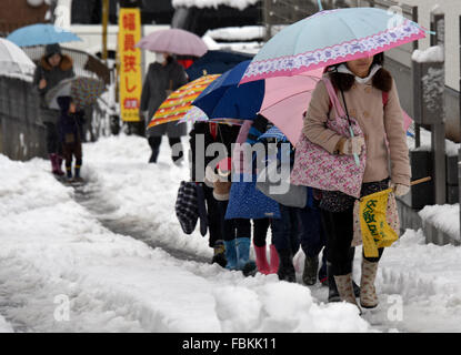 Tokorozawa, au Japon. 18 janvier, 2016. Les enfants font leur chemin au sein d'un groupe d'une école locale pour un démarrage tardif des classes en raison de la neige à Tokorozawa, Tokyos banlieues ouest, le lundi 18 janvier, 2016 a atteint 6 centimètres de neige.au centre-ville de Tokyo, causant des blessures à plus de 100 personnes et les perturbations dans les transports. Credit : Natsuki Sakai/AFLO/Alamy Live News Banque D'Images