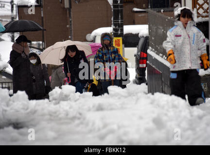 Tokorozawa, au Japon. 18 janvier, 2016. Les enfants font leur chemin au sein d'un groupe d'une école locale pour un démarrage tardif des classes en raison de la neige à Tokorozawa, Tokyos banlieues ouest, le lundi 18 janvier, 2016 a atteint 6 centimètres de neige.au centre-ville de Tokyo, causant des blessures à plus de 100 personnes et les perturbations dans les transports. Credit : Natsuki Sakai/AFLO/Alamy Live News Banque D'Images