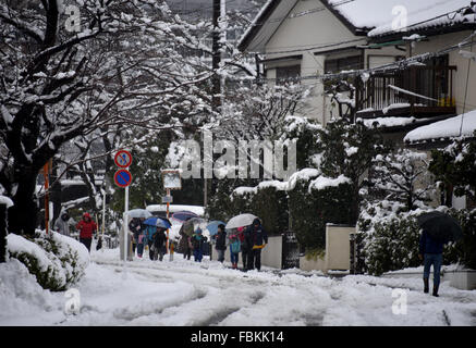 Tokorozawa, au Japon. 18 janvier, 2016. Les enfants font leur chemin au sein d'un groupe d'une école locale pour un démarrage tardif des classes en raison de la neige à Tokorozawa, Tokyos banlieues ouest, le lundi 18 janvier, 2016 a atteint 6 centimètres de neige.au centre-ville de Tokyo, causant des blessures à plus de 100 personnes et les perturbations dans les transports. Credit : Natsuki Sakai/AFLO/Alamy Live News Banque D'Images