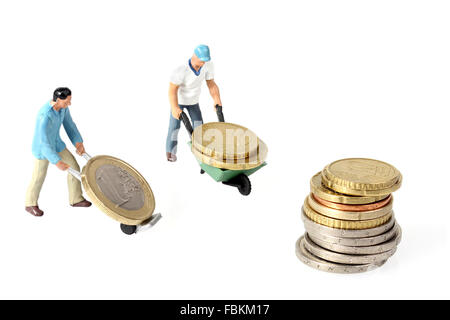 Deux disques durs travailleurs miniature d'euros dans une brouette Banque D'Images