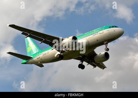 Aer Lingus Airbus A319-111 EI-EPS l'atterrissage à Heathrow Banque D'Images