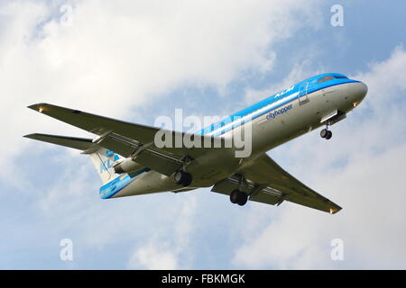 Un Air France KLM cityhopper Fokker F70-PH KZB, à l'atterrissage à Heathrow Banque D'Images