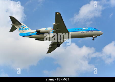 Un Air France KLM cityhopper Fokker F70-PH KZB, à l'atterrissage à Heathrow Banque D'Images