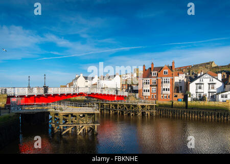 Pont tournant de Whitby rouge peint de couleurs vives, vue depuis le côté ouest de la rivière Esk Banque D'Images