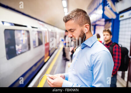 Les jeunes hommes dans le métro Banque D'Images