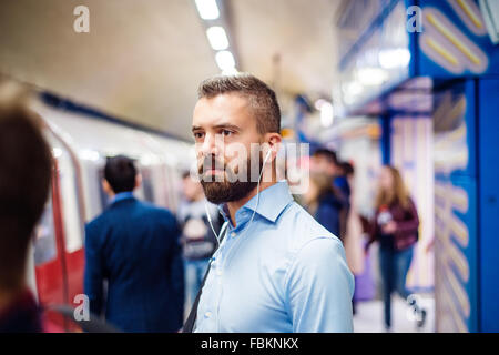 Jeune homme dans le métro Banque D'Images