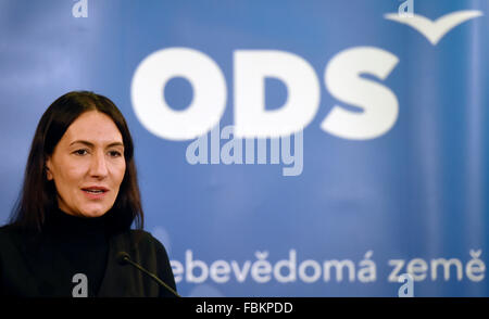 Ostrava, République tchèque. 16 janvier, 2016. Homme politique Prague Alexandra Udzenija Jan Zahradil MEP remplacé au poste de premier chef adjoint de l'opposition de droite du Parti démocratique civique (ODS), l'ODS Congress a décidé aujourd'hui à Ostrava, en République tchèque, le 16 janvier 2016 . Udzenija, 40 ans, est né à Belgrade. Sa mère est tchèque, son père est Serbe, et son mari est croate. © Jaroslav Ozana/CTK Photo/Alamy Live News Banque D'Images