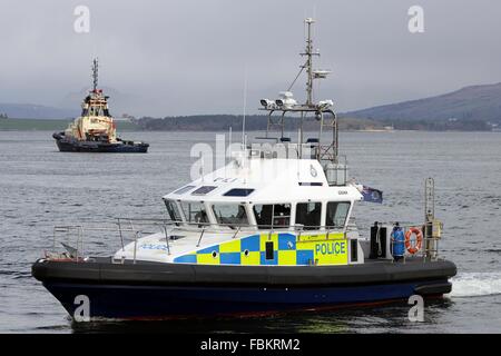 Gigha, une île-class MoD vedette de police, assure la sécurité de l'arrivée après l'exercice de deux navires de la Marine royale danoise. Banque D'Images