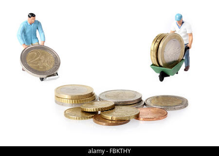 Deux disques durs travailleurs miniature d'euros dans une brouette Banque D'Images