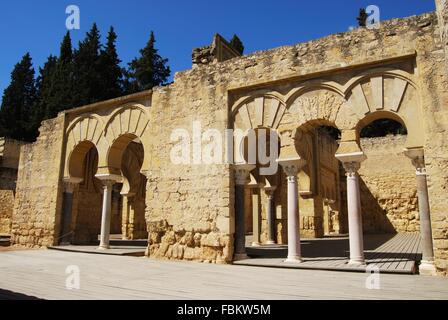 Vue de la Basilique Supérieure bâtiment avec ses arches, colonnes de Medina Azahara (Madinat al-Zahra), près de Cordoba, Espagne. Banque D'Images