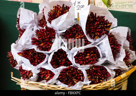 Les piments séchés en vente sur un marché Banque D'Images