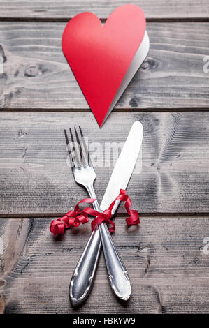Dîner romantique sur fond de bois rustique Banque D'Images
