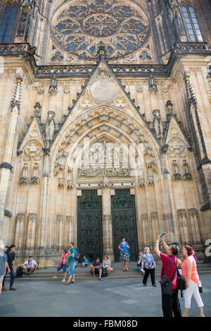 PRAGUE, 5 août : les gens attendent à l'entrée de la cathédrale Saint-Guy de Prague, en République Tchèque Banque D'Images