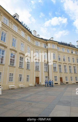 PRAGUE, 5 août : La garde au Château de Prague. À 12 heures de chaque jour, c'est possible de regarder la relève de la garde cérémonie sur au Banque D'Images