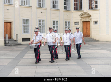 PRAGUE, 5 août : un orchestre militaire. À 12 heures de chaque jour, c'est possible de regarder la relève de la garde cérémonie le 5 août 2 Banque D'Images