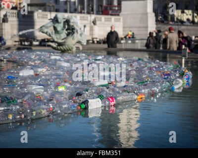 Une lumiere Londres les bouteilles en plastique flottant dans l'étang fontaine pièce par jour à Trafalgar Square UK Banque D'Images