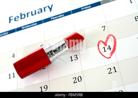 Calendrier février page avec le rouge à lèvres rouge marquage coeur peint peu Valentines Day Banque D'Images