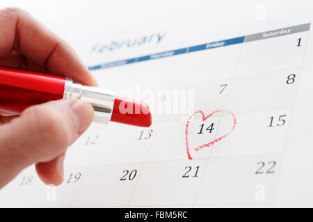 Calendrier février page avec le rouge à lèvres rouge marquage coeur peint peu Valentines Day Banque D'Images