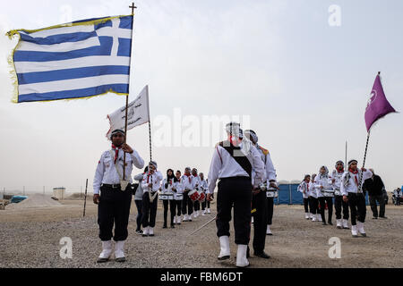 Qaser Al Yahud, Israël. 18 janvier, 2016. Une bande de Scouts se félicite de Patriarche grec orthodoxe de Jérusalem, Theophilos III, alors que des milliers de fidèles chrétiens orthodoxes participent à un pèlerinage au Jourdain à Yahud Qaser Al pour la Fête du Baptême et la bénédiction de l'eau sainte. Credit : Alon Nir/Alamy Live News Banque D'Images