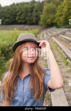 Jeune fille en denim robe et chapeau, à l'air libre. Banque D'Images