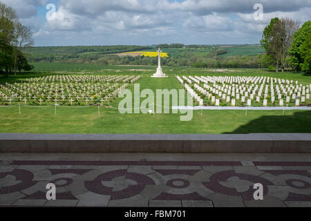 La Anglo French Cemetery Thiepval, vu à partir de la base de l'Thiepval mémorial aux disparus de la Somme. Banque D'Images