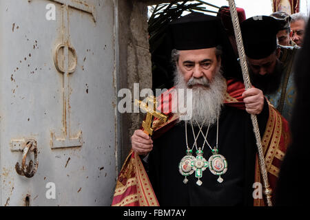 Qaser Al Yahud, Israël. 18 janvier, 2016. Patriarche orthodoxe grec de Jérusalem, Theophilos III, entre dans l'église à Yahud Qaser Al alors que des milliers de fidèles chrétiens orthodoxes participent à un pèlerinage au Jourdain pour la Fête du Baptême et la bénédiction de l'eau sainte. Credit : Alon Nir/Alamy Live News Banque D'Images