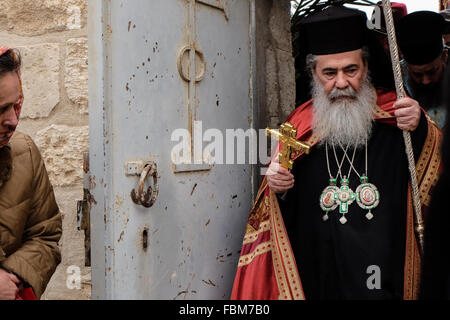 Qaser Al Yahud, Israël. 18 janvier, 2016. Patriarche orthodoxe grec de Jérusalem, Theophilos III, entre dans l'église à Yahud Qaser Al alors que des milliers de fidèles chrétiens orthodoxes participent à un pèlerinage au Jourdain pour la Fête du Baptême et la bénédiction de l'eau sainte. Credit : Alon Nir/Alamy Live News Banque D'Images