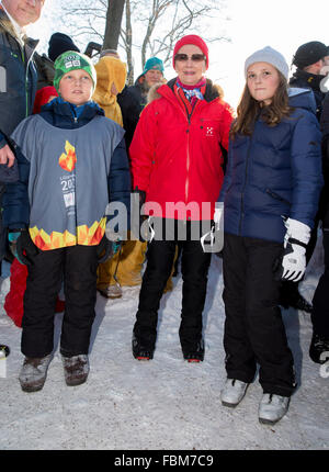 Oslo, Norvège. 17 Jan, 2016. La Reine Sonja (C), La Princesse Ingrid Alexandra et le Prince Sverre Magnus de Norvège assister aux célébrations du 25e anniversaire de règne le Roi Harald à Oslo, Norvège, le 17 janvier 2016. Photo : Patrick van Katwijk/ POINT DE VUE - PAS DE FIL - SERVICE/dpa/Alamy Live News Banque D'Images