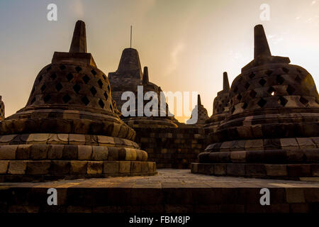 Les magnifiques stupas du complexe du Temple Borobudur, Yogyakarta, Indonésie. Borobudur est le plus grand temple bouddhiste du monde. Banque D'Images