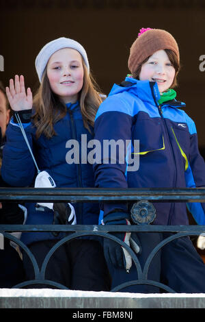 Oslo, Norvège. 17 Jan, 2016. La princesse Ingrid Alexandra (L) et Maud Angelica Behn de Norvège assister à assister aux célébrations du 25e anniversaire de règne le Roi Harald à Oslo, Norvège, le 17 janvier 2016. Photo : Patrick van Katwijk/ POINT DE VUE - PAS DE FIL - SERVICE/dpa/Alamy Live News Banque D'Images