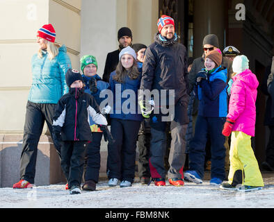 Oslo, Norvège. 17 Jan, 2016. Le Prince Héritier Haakon C), la princesse héritière Mette-Marit (L), La Princesse Ingrid Alexandra (4L), le Prince Sverre Magnus (3L), Maud Angelica Behn (2e R), Leah Isadora Behn (R) et d'Emma Tallulah Behn (2L) de la Norvège assister aux célébrations du 25e anniversaire de règne le Roi Harald à Oslo, Norvège, le 17 janvier 2016. Photo : Patrick van Katwijk/ POINT DE VUE - PAS DE FIL - SERVICE/dpa/Alamy Live News Banque D'Images