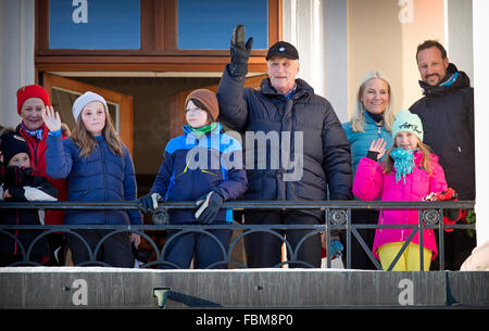 Oslo, Norvège. 17 Jan, 2016. Le roi Harald, la reine Sonja (2L), le Prince héritier Haakon (R), la princesse héritière Mette-Marit (3R), La Princesse Ingrid Alexandra (3L), Leah Isadora Behn (R) et Maud Angelica Behn (C) et d'Emma Tallulah Behn (L) de la Norvège assister aux célébrations du 25e anniversaire de règne le Roi Harald à Oslo, Norvège, le 17 janvier 2016. Photo : Patrick van Katwijk/ POINT DE VUE - PAS DE FIL - SERVICE/dpa/Alamy Live News Banque D'Images