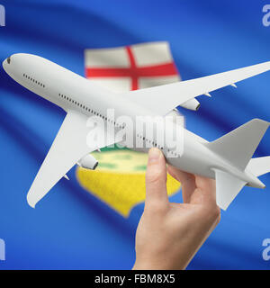 Avion en main avec province ou territoire canadien drapeau sur la série d'arrière-plan - Alberta Banque D'Images