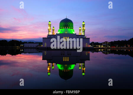 Mosquée flottante dans la nuit, la ville de Kota Kinabalu, Sabah, Malaisie Banque D'Images