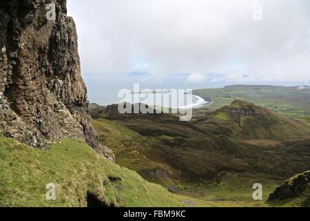 La vue au sud-est du Quiraing vers la côte à Oban et Raasay au loin. Banque D'Images