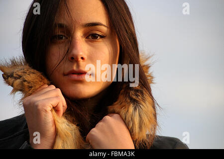 Jeune femme dans un manteau de fourrure hood Banque D'Images