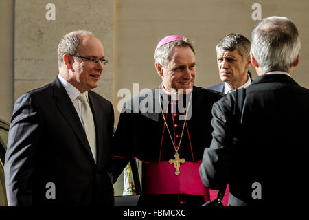 Cité du Vatican, Vatican. 18 janvier, 2016. Le Prince Albert II de Monaco (à gauche) arrive pour assister à une audience privée avec le Pape François au Vatican. Credit : Giuseppe Ciccia/Pacific Press/Alamy Live News Banque D'Images