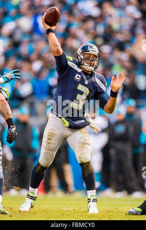 Charlotte, Caroline du Nord, USA. 17 janvier, 2016. Seattle Seahawks quarterback Russell Wilson (3) au cours de la NFL football match de division entre les Seattle Seahawks et les Panthers le dimanche, 17 janvier 2016 à Charlotte, NC. Credit : Cal Sport Media/Alamy Live News Banque D'Images