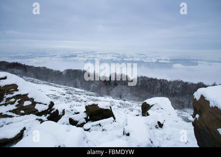 Vue depuis le sommet d'Otley Chevin, après de fortes chutes de neige dans la région de Otley, West Yorkshire. Banque D'Images