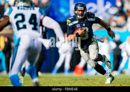 Charlotte, Caroline du Nord, USA. 17 janvier, 2016. Seattle Seahawks quarterback Russell Wilson (3) au cours de la NFL football match de division entre les Seattle Seahawks et les Panthers le dimanche, 17 janvier 2016 à Charlotte, NC. Credit : Cal Sport Media/Alamy Live News Banque D'Images