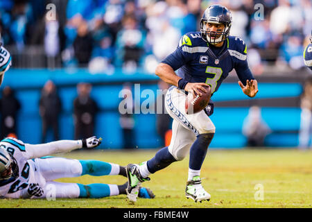 Charlotte, Caroline du Nord, USA. 17 janvier, 2016. Seattle Seahawks quarterback Russell Wilson (3) au cours de la NFL football match de division entre les Seattle Seahawks et les Panthers le dimanche, 17 janvier 2016 à Charlotte, NC. Credit : Cal Sport Media/Alamy Live News Banque D'Images