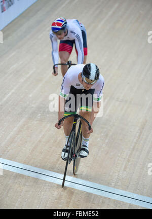 Hong Kong.17 janvier 2016. Coureur cycliste australien Patrick Le gendarme bat Jason Kenny à partir de la Grande-Bretagne dans la semi-finale du sprint. Il a remporté l'or.Jour 3 de la Coupe du Monde de Cyclisme sur Piste UCI Crédit : Jayne Russell/Alamy Live News Banque D'Images